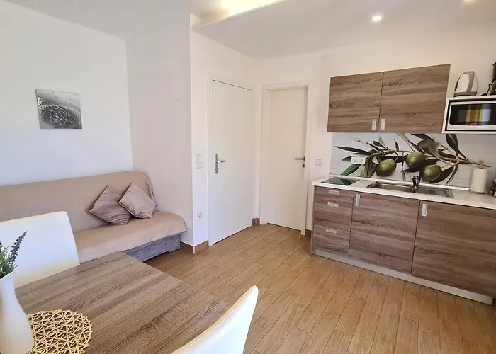 G Apartment *
