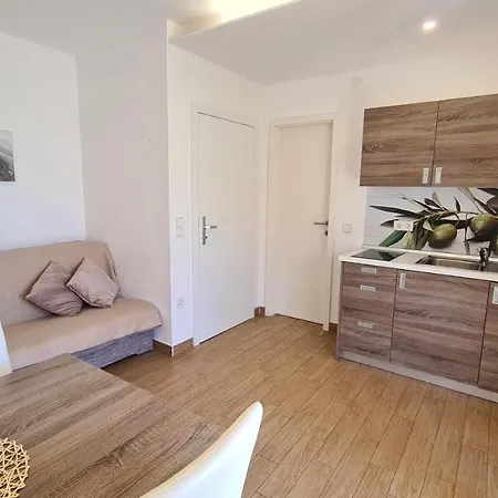G Apartment *